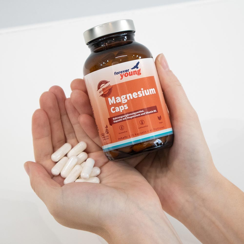 Магнезиев комплекс капсули forever young - Завинаги Здрав ООД. Magnesium Caps е хранителна добавка с 3 различни вида магнезий (магнезиев малат, магнезиев бисглицинат, магнезиев цитрат), които се допълват взаимно. Към тях е прибавен и активиран витамин В6. Приеман през целия ден, организмът постоянно се снабдява с малки количества магнезий.