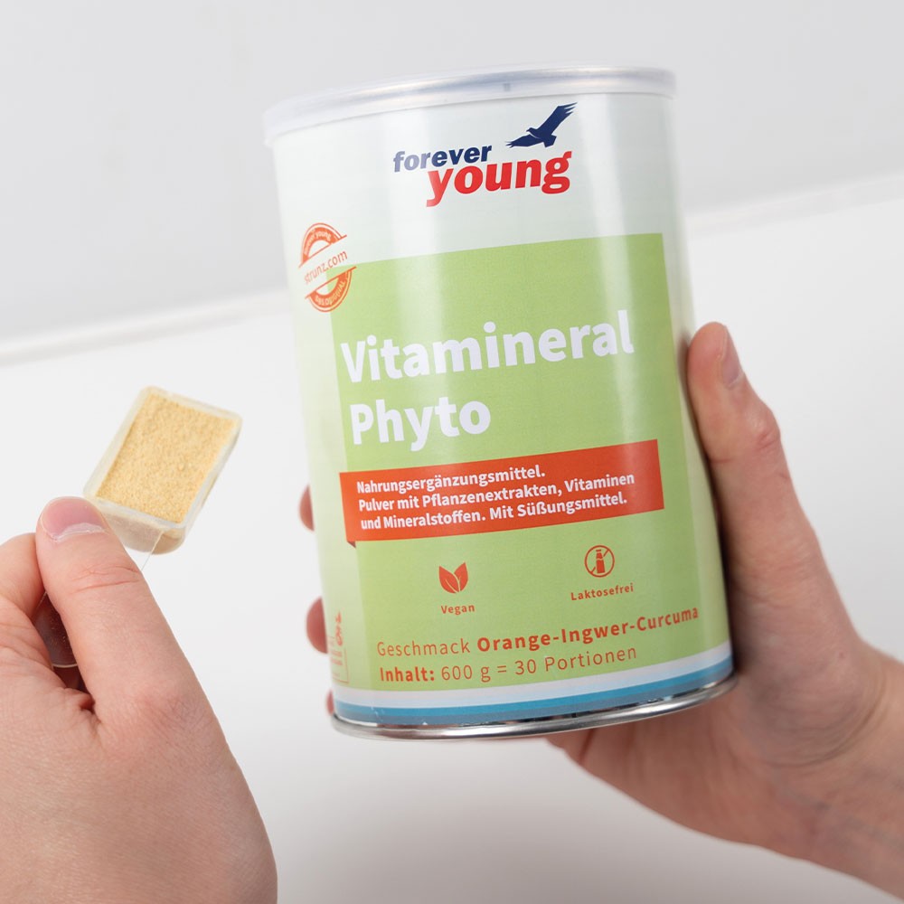 Мултивитамини forever young Vitamineral Phyto. Vitamineral Phyto е хранителна добавка под формата на прах. Тя е пълна с витамини, микроелементи, растителни вещества и фибри. Напитката е с освежаващ вкус на портокал, джинджифил и куркума.
