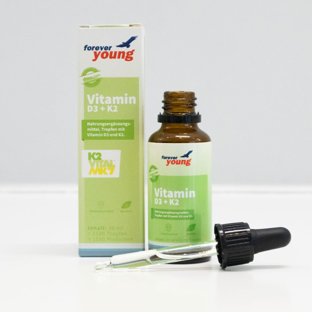 Витамин D3 + Витамин K2 (Vitamin D3 + Vitamin K2) 25 μg/15 μg на капка forever young - Завинаги Здрав ООД. Витамин D3 + K2 е течна хранителна добавка с витамини D3 и K2 (K2VITAL® MK7). Витамините са разтворени в MTC олио. Пипетата позволява лесно индивидуално дозиране. 1 капка съдържа:  25 µg (1000 IU) витамин D3, 15 µg K2 (естествен витамин K2 от K2VITAL® MK7).